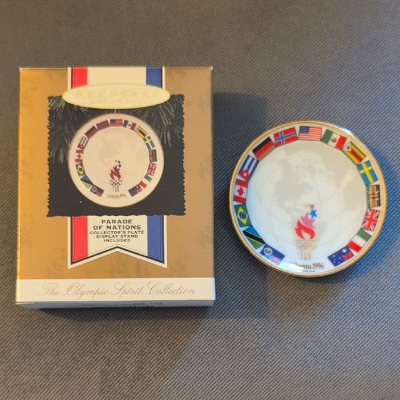 Hallmark Keepsake Parade of Nations Plate Ornament - Picture 1 of 10